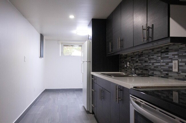 Photo - 114 Hess St S Unit B