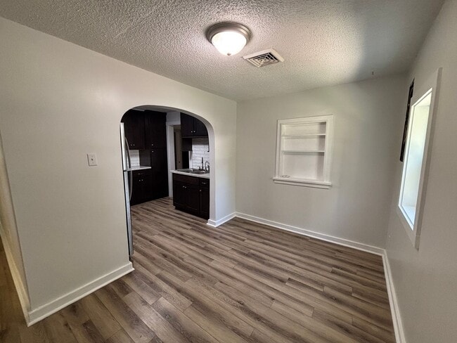 Photo - 220 Parker Ln