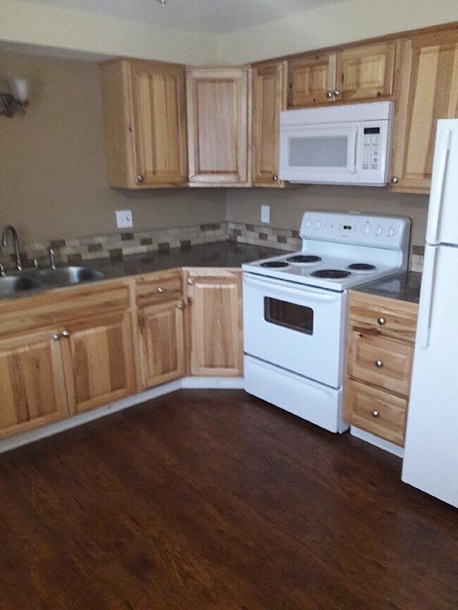 Cottonwood Manor Apartments - Albany OR - Kitchen - Cottonwood Manor