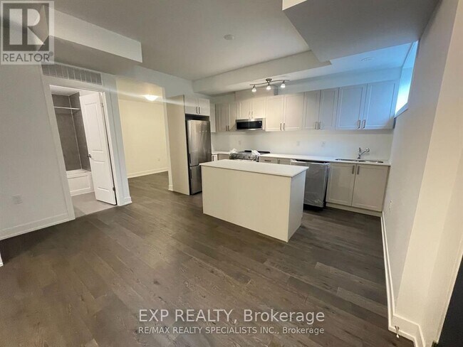 Photo - 1075 Douglas McCurdy Cmn