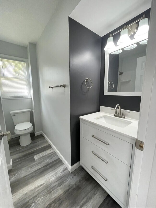 Photo - 472 Yates St