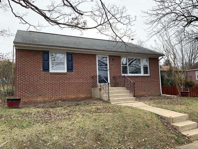 Building Photo - 525 Hilton Dr