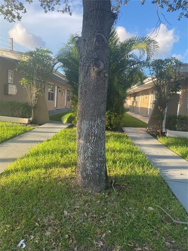 Building Photo - 2011 NE 167th St Unit 6