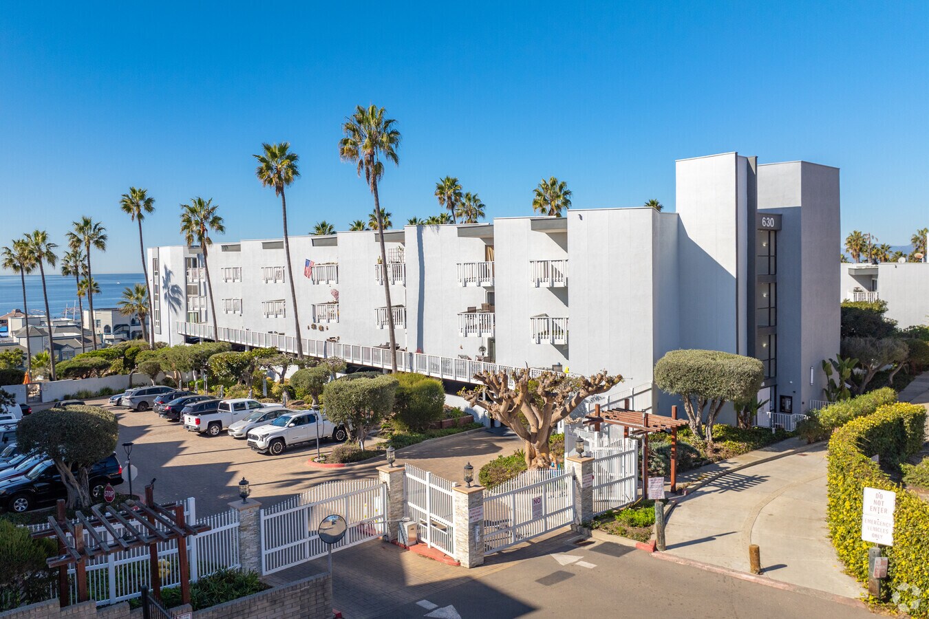 Photo - 610-660 The Village