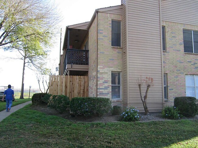 Building Photo - 10555 Turtlewood Ct Unit 1102