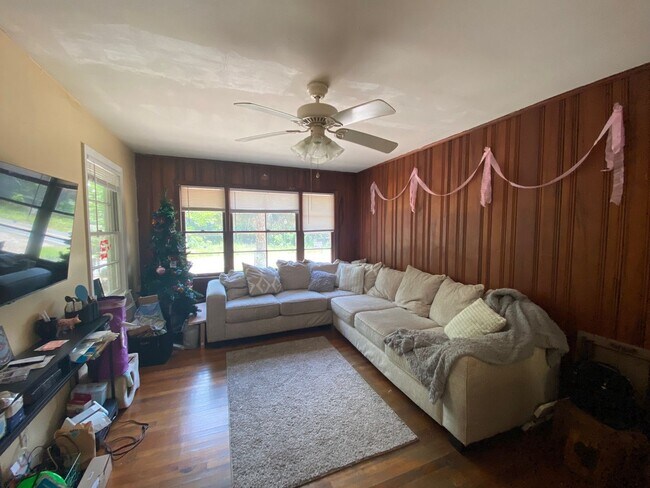 Photo - 1725 Airport Dr