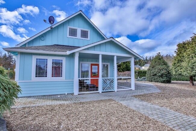 Building Photo - Beautiful Furnished Cottage Moments from Front Street in Coupeville!