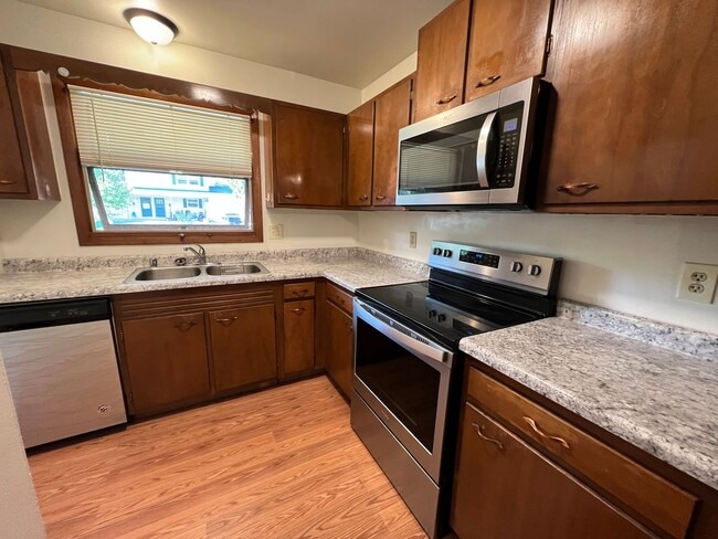 Photo - 3 Bedroom home with garage, laundry and fenced yard!