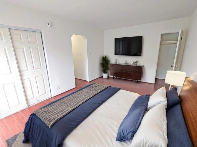 Building Photo - 2564 W 5th St Rental