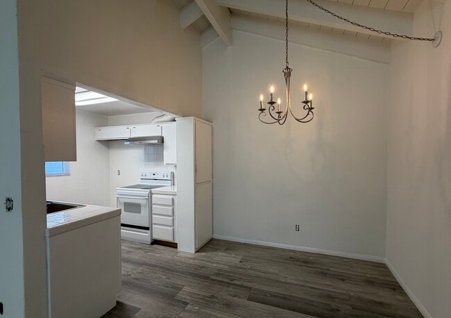 Área de comedor - 1921 Harriman Ln Unidad #2