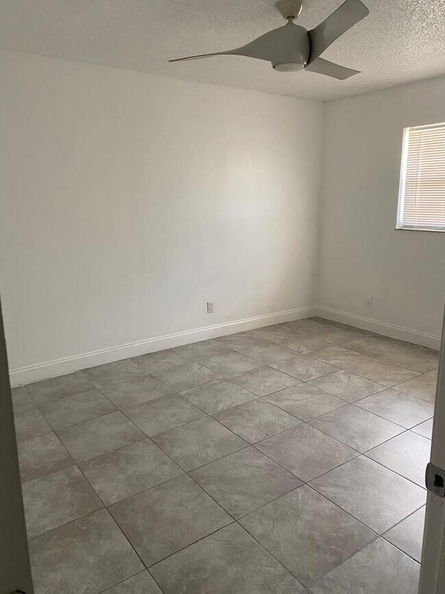 Photo - 853 SW 9th Ct Unidad #1