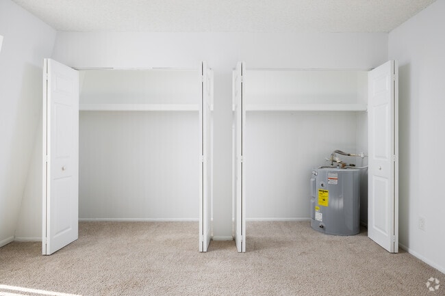 1BR, 1BA - 697SF - Closet