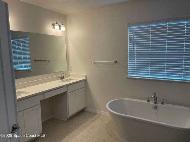 Photo - 2592 Pinwherry St NW