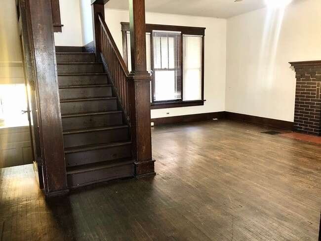 Photo - 5 Bedroom House - Walking distance from Central Campus