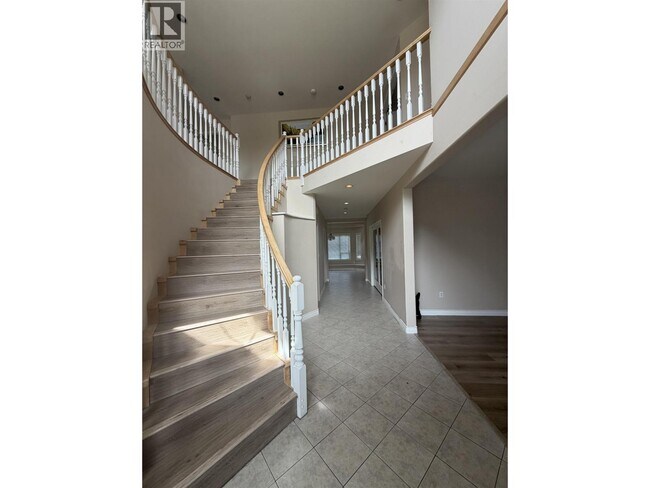 Photo - 9228 Pinewell Crescent