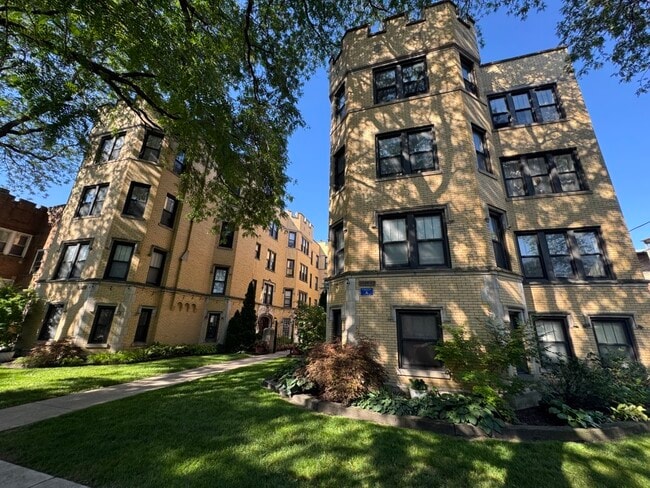 Building Photo - 6442 N Leavitt St Unit 2W Rental