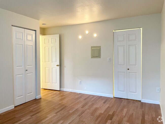 Building Photo - Recently Remodeled 2 Bed 1 Bath Condo