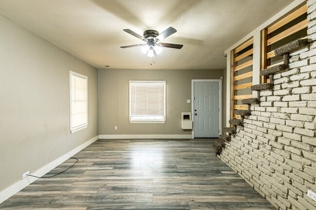 Photo - Students welcome! Two story 4/2.