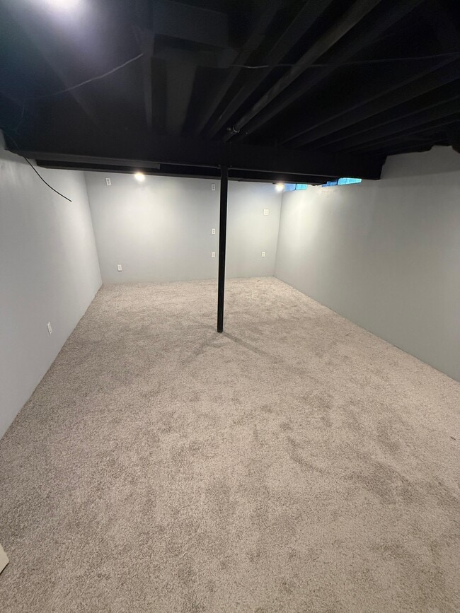 Building Photo - 15376 Dupage Blvd Unit 15376 Dupage Basement
