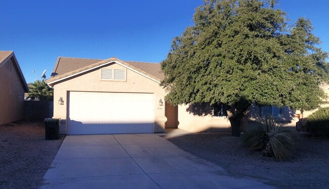 Photo - 3+2 Stylish and comfortable place to call home!