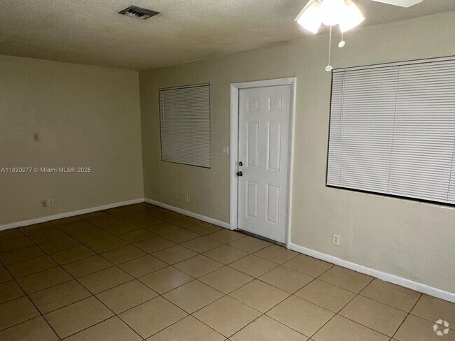 Building Photo - 214 SE 8th St Unit 1-6 Rental