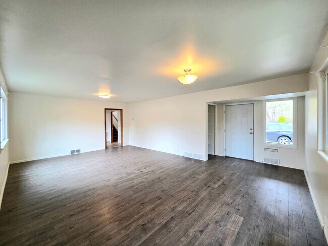Photo - 4-Bedroom + Den, 2-Bath House for Rent in Cashmere ON THE RIVER!!