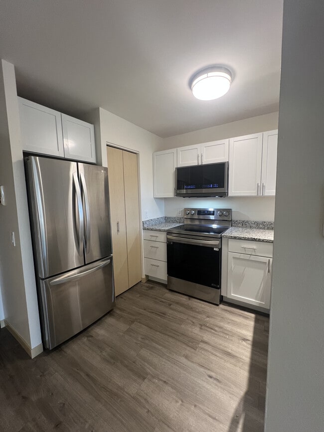 Stainless Steel Appliances - Pine Crest Apartments