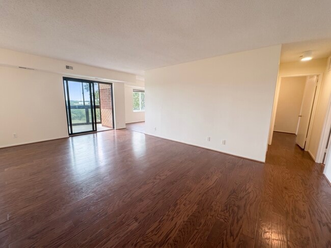 Photo - 8360 Greensboro Dr Unidad 524