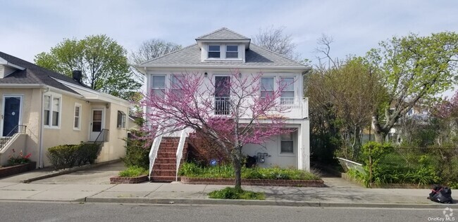 Building Photo - 519 E Market St Rental