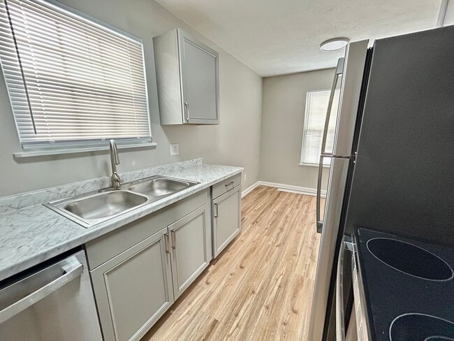 Photo - FULLY REMODELED DOWNSTAIRS UNIT! Unidad A