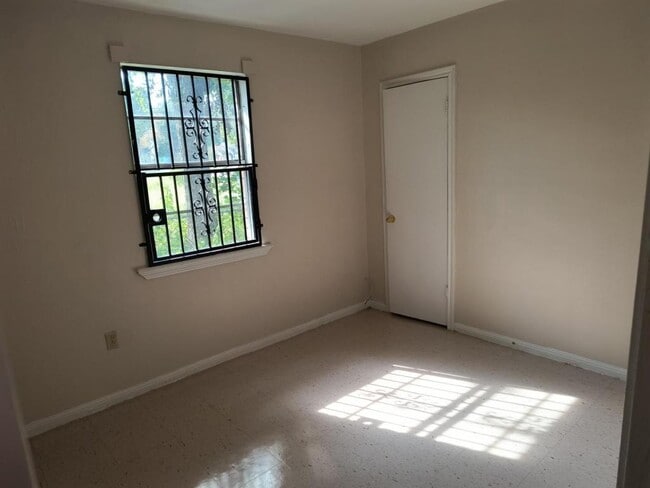 Photo - 1332 Stilt St