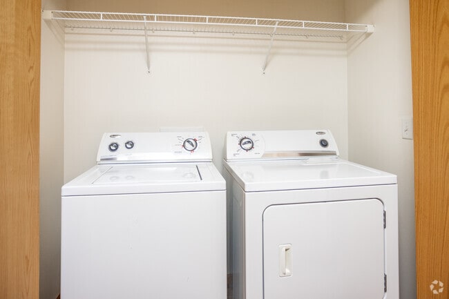 2BR, 1BA - 925 SF