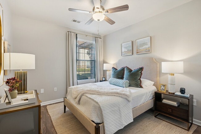 2 Bedroom Premier Garden-Renovated - Somerset at Madison