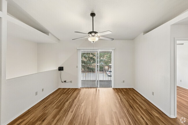 4BR, 4BA - 1,500SF - Living Room