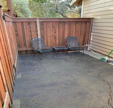 El estudio cuenta con patio privado y cochera. Entrada privada, zona tranquila y segura. - 836 Ferguson Rd Casa