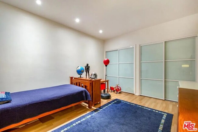 Photo - 8550 Holloway Dr Unit 305