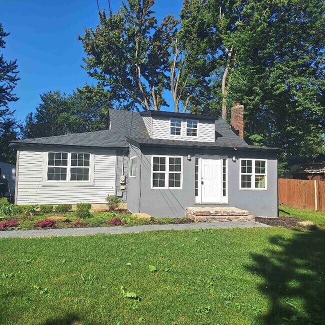 Photo - 1077 Oakwood Blvd House