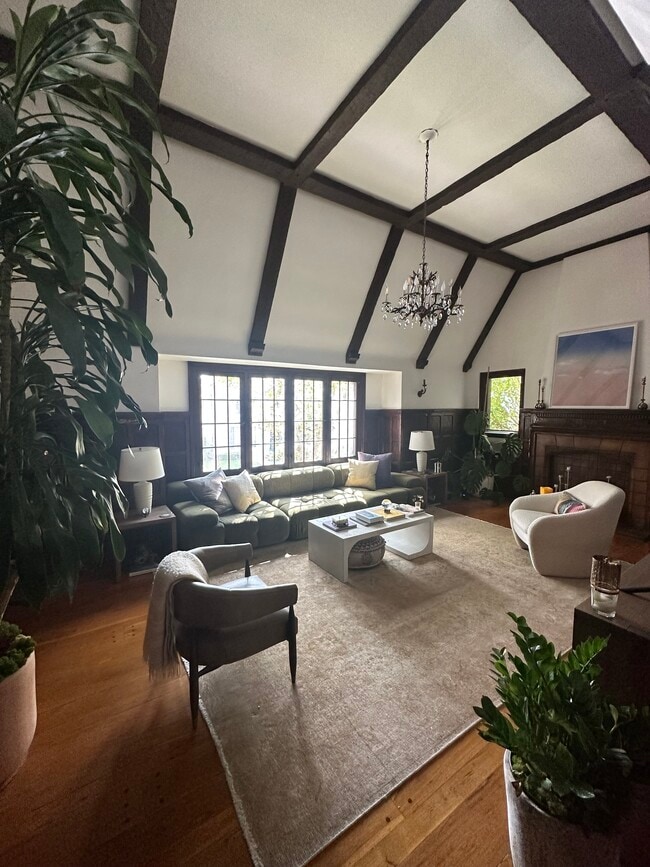 333-6 LR Ceiling - 333 N Sycamore Ave