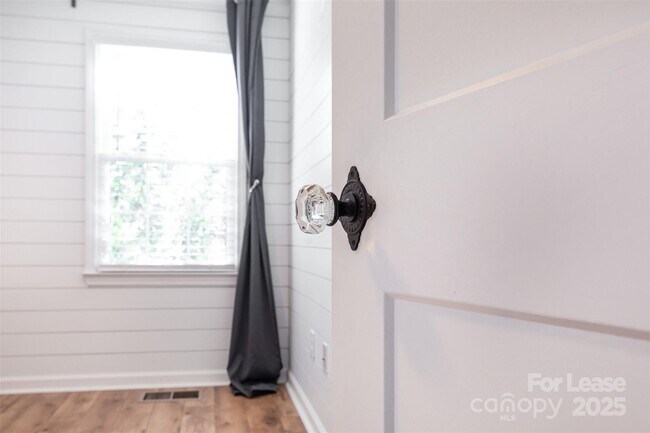 Photo - 542 Iverson Way