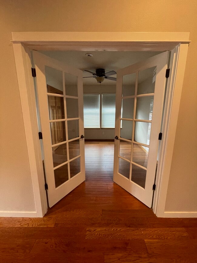 Photo - 919 Schaefers Ln