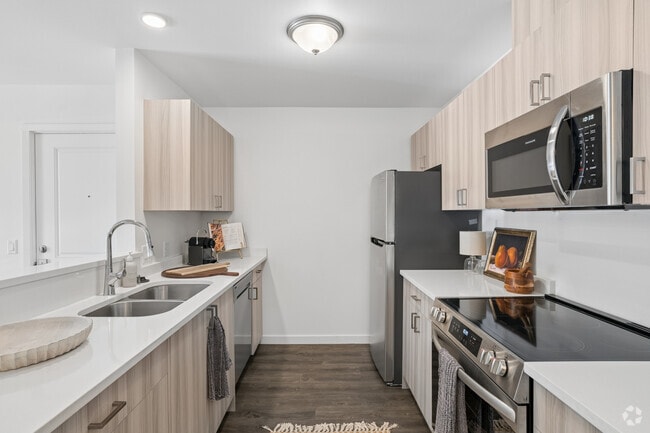 2BR, 2BA - 910SF - Kitchen