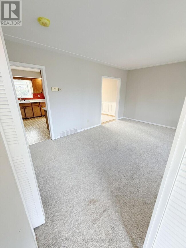 Photo - 711 Algoma Ave