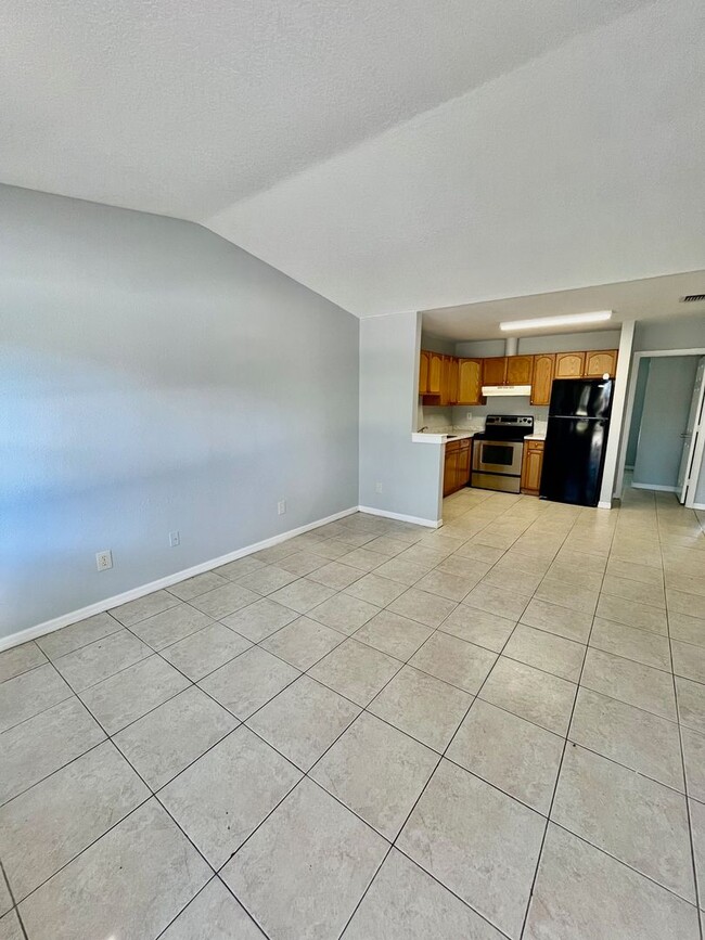 Building Photo - Conveniently Located 3BR/1BA Dade City Triplex NO APPLICATION FEE!