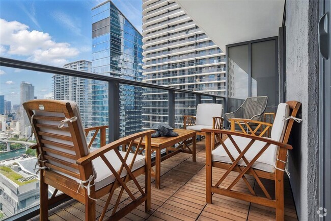 Building Photo - 45 SW 9th St Unit 3309 Rental