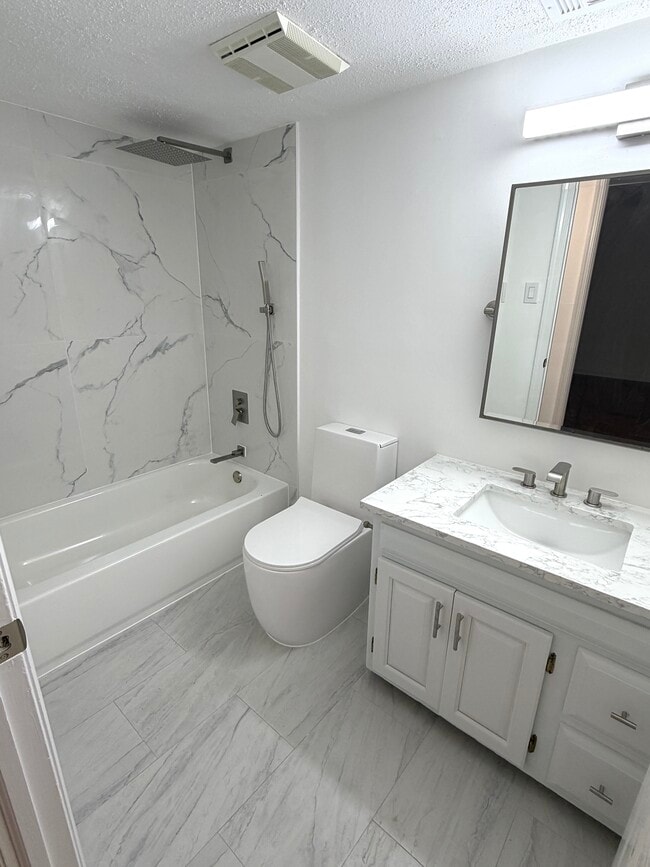 Building Photo - 703 Meadow Woods Ln Unit Newly Renovated 2 Bed/1 B