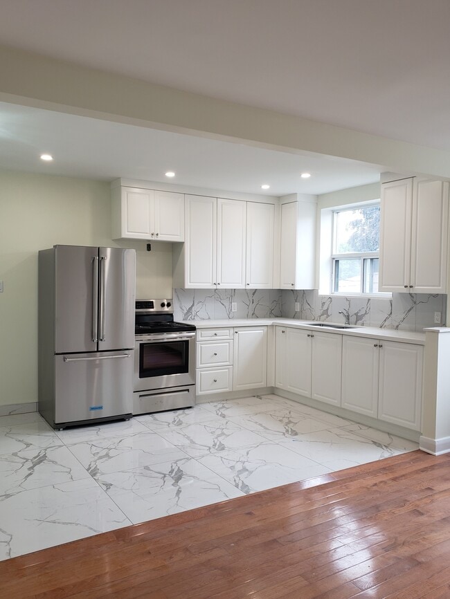 Building Photo - Gorgeous Condo Style Unit 4