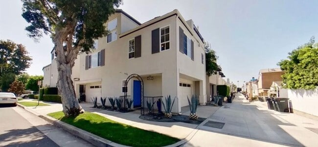 Building Photo - Beautiful 2-Bedroom, 2.5-Bath Townhome Just South of PCH