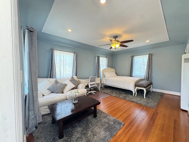 Building Photo - 10470 Kinnard Ave Unit Upper Level Rental