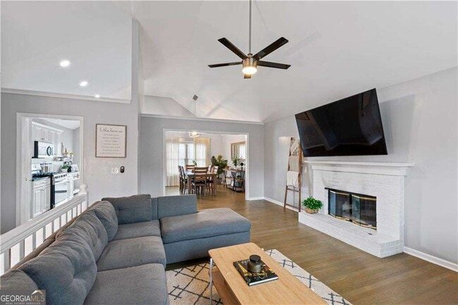 Photo - 2437 Pondside Pl NE