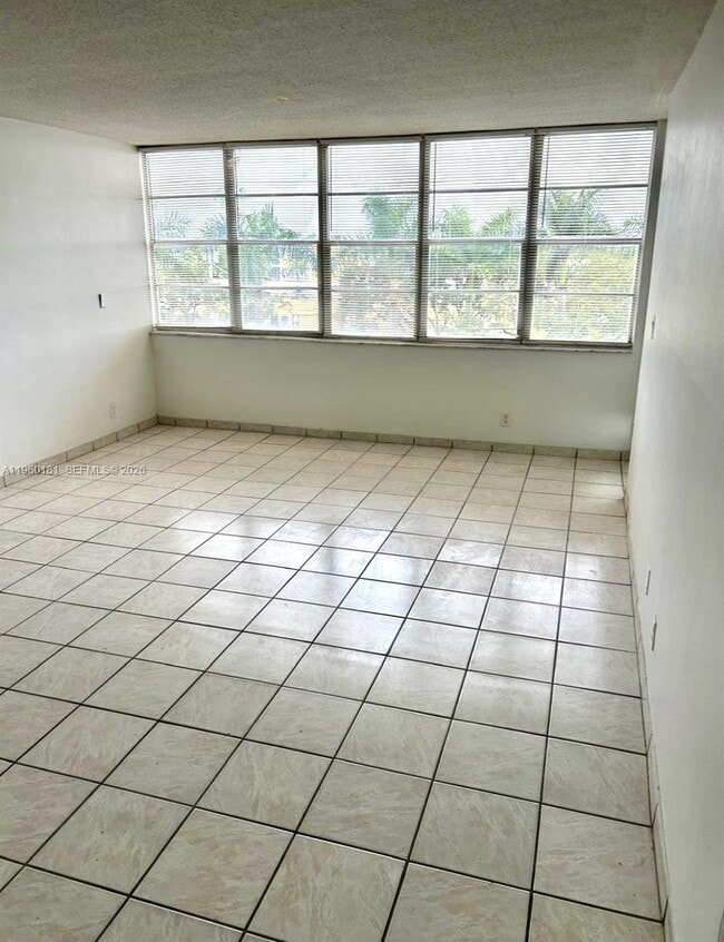 Building Photo - 2025 NE 164th St Unit 402